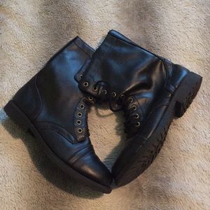 cute comeback boots (one missing a lace)